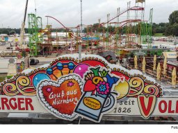 Aufbau der "Wilden Maus" am Nürnberger Volksfest