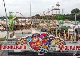 Aufbau der "Wilden Maus" am Nürnberger Volksfest