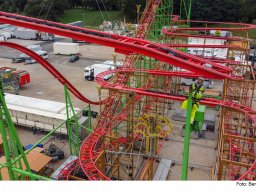 Aufbau der "Wilden Maus" am Nürnberger Volksfest