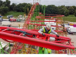 Aufbau der "Wilden Maus" am Nürnberger Volksfest