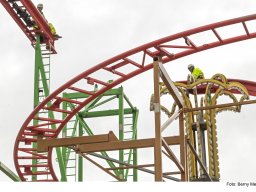 Aufbau der "Wilden Maus" am Nürnberger Volksfest