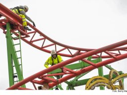 Aufbau der "Wilden Maus" am Nürnberger Volksfest